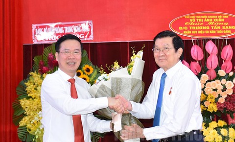 Nguyên Chủ tịch nước Trương Tấn Sang nhận huy hiệu 50 năm tuổi Đảng - Ảnh 1. Nguyên Chủ tịch nước Trương Tấn Sang nhận huy hiệu 50 năm tuổi Đảng - Ảnh 1.
