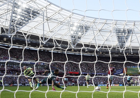 Haaland lập cú đúp trong trận đầu tiên ra mắt ở Premier League - Ảnh 2. Haaland lập cú đúp trong trận đầu tiên ra mắt ở Premier League - Ảnh 2.