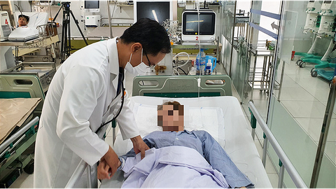 Lời kể của bệnh nhân trong vụ 8 người ngộ độc rượu, 2 người tử vong - Ảnh 1. Lời kể của bệnh nhân trong vụ 8 người ngộ độc rượu, 2 người tử vong - Ảnh 1.