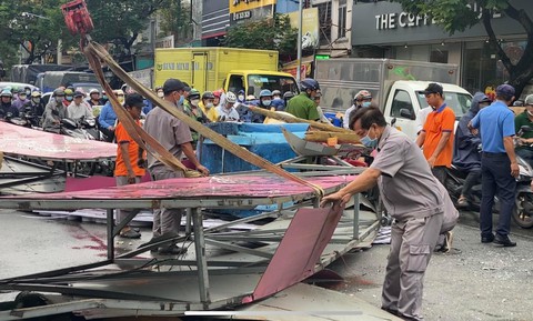 Cổng chào công viên văn hóa Đầm Sen bị gió quật ngã - Ảnh 1. Cổng chào công viên văn hóa Đầm Sen bị gió quật ngã - Ảnh 1.