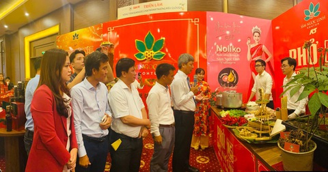 Mang phở đến triển lãm sâm Ngọc Linh là một ý tưởng hấp dẫn - Ảnh 1. Mang phở đến triển lãm sâm Ngọc Linh là một ý tưởng hấp dẫn - Ảnh 1.