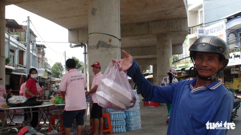 Hàng ngàn suất cơm 0 đồng tặng bà con Tháp Mười mừng Vu lan - Ảnh 2. Hàng ngàn suất cơm 0 đồng tặng bà con Tháp Mười mừng Vu lan - Ảnh 2.