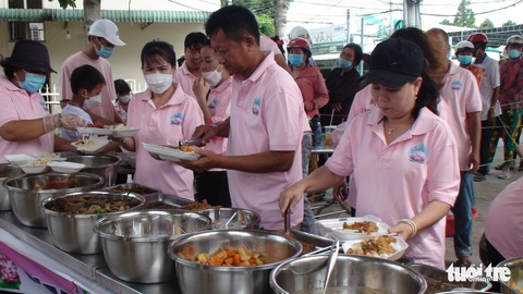 Hàng ngàn suất cơm 0 đồng tặng bà con Tháp Mười mừng Vu lan - Ảnh 1. Hàng ngàn suất cơm 0 đồng tặng bà con Tháp Mười mừng Vu lan - Ảnh 1.