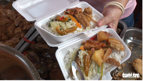 Hàng ngàn suất cơm 0 đồng tặng bà con Tháp Mười mừng Vu lan - Ảnh 3. Hàng ngàn suất cơm 0 đồng tặng bà con Tháp Mười mừng Vu lan - Ảnh 3.