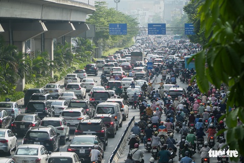 Sau phân làn cứng, đường Nguyễn Trãi vẫn ùn tắc, xe máy và ôtô chen nhau điền vào chỗ trống - Ảnh 9. Sau phân làn cứng, đường Nguyễn Trãi vẫn ùn tắc, xe máy và ôtô chen nhau điền vào chỗ trống - Ảnh 9.