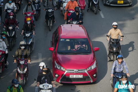 Sau phân làn cứng, đường Nguyễn Trãi vẫn ùn tắc, xe máy và ôtô chen nhau điền vào chỗ trống - Ảnh 2. Sau phân làn cứng, đường Nguyễn Trãi vẫn ùn tắc, xe máy và ôtô chen nhau điền vào chỗ trống - Ảnh 2.
