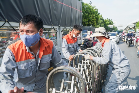 Sau phân làn cứng, đường Nguyễn Trãi vẫn ùn tắc, xe máy và ôtô chen nhau điền vào chỗ trống - Ảnh 3. Sau phân làn cứng, đường Nguyễn Trãi vẫn ùn tắc, xe máy và ôtô chen nhau điền vào chỗ trống - Ảnh 3.