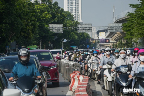 Sau phân làn cứng, đường Nguyễn Trãi vẫn ùn tắc, xe máy và ôtô chen nhau điền vào chỗ trống - Ảnh 4. Sau phân làn cứng, đường Nguyễn Trãi vẫn ùn tắc, xe máy và ôtô chen nhau điền vào chỗ trống - Ảnh 4.
