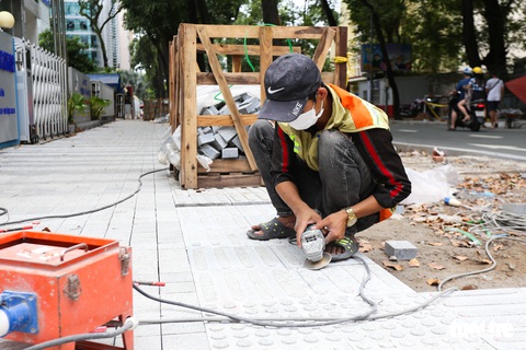 Gấp rút hoàn thiện việc cải tạo hồ Con Rùa, bàn giao vào đúng lễ 2-9 - Ảnh 3. Gấp rút hoàn thiện việc cải tạo hồ Con Rùa, bàn giao vào đúng lễ 2-9 - Ảnh 3.
