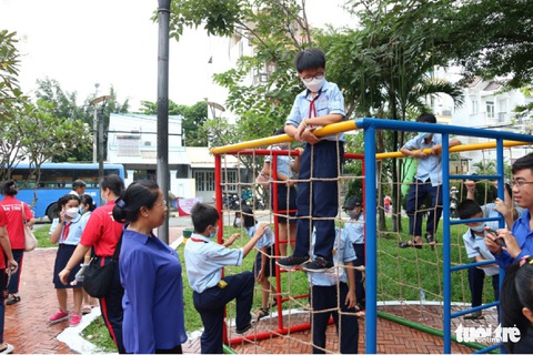 Có sân chơi tụi em khoái quá chừng... - Ảnh 2. Có sân chơi tụi em khoái quá chừng... - Ảnh 2.