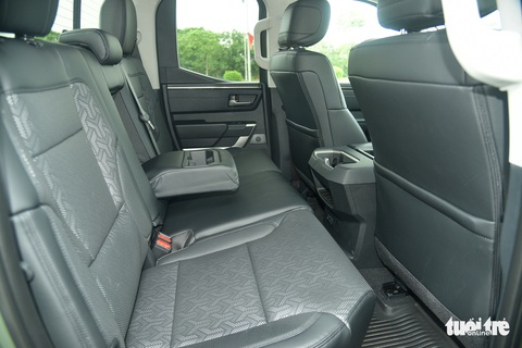Toyota Tundra 2022 giá hơn 4 tỉ đồng: Bán tải Nhật mang đậm chất Mỹ - Ảnh 5. Toyota Tundra 2022 giá hơn 4 tỉ đồng: Bán tải Nhật mang đậm chất Mỹ - Ảnh 5.