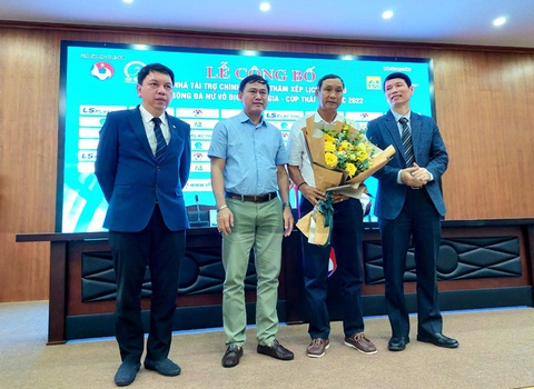 HLV Mai Đức Chung ký hợp đồng tiếp tục dẫn dắt đội tuyển bóng đá nữ Việt Nam - Ảnh 1. HLV Mai Đức Chung ký hợp đồng tiếp tục dẫn dắt đội tuyển bóng đá nữ Việt Nam - Ảnh 1.