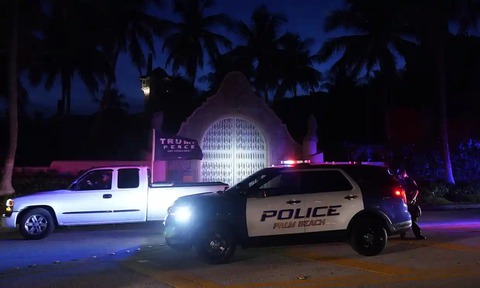 FBI khám xét resort của ông Trump - Ảnh 1. FBI khám xét resort của ông Trump - Ảnh 1.
