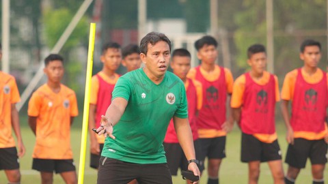 HLV U16 Indonesia xin lỗi cầu thủ U16 Việt Nam vì CĐV ném chai lọ - Ảnh 1. HLV U16 Indonesia xin lỗi cầu thủ U16 Việt Nam vì CĐV ném chai lọ - Ảnh 1.