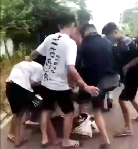 Công an đang làm rõ việc một học sinh bị nhóm thiếu niên đánh hội đồng - Ảnh 1. Công an đang làm rõ việc một học sinh bị nhóm thiếu niên đánh hội đồng - Ảnh 1.