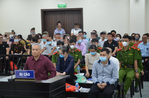 Lừa hơn 1.000 người, cựu chủ tịch Trung tâm Hỗ trợ người nghèo lãnh án chung thân - Ảnh 1. Lừa hơn 1.000 người, cựu chủ tịch Trung tâm Hỗ trợ người nghèo lãnh án chung thân - Ảnh 1.