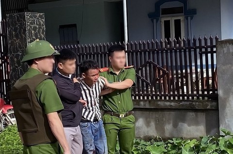 Bắt nghi phạm chém hàng xóm tử vong, bố mẹ bị thương - Ảnh 1. Bắt nghi phạm chém hàng xóm tử vong, bố mẹ bị thương - Ảnh 1.