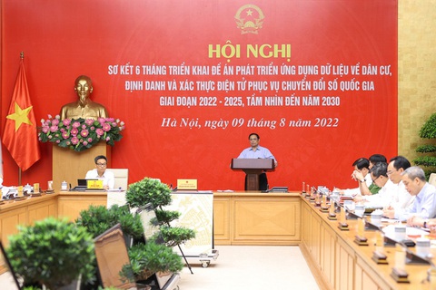 130.000 cán bộ tham dự chuyển đổi số quốc gia, bàn tháo gỡ nhiều dịch vụ tiện ích cho dân - Ảnh 1. 130.000 cán bộ tham dự chuyển đổi số quốc gia, bàn tháo gỡ nhiều dịch vụ tiện ích cho dân - Ảnh 1.