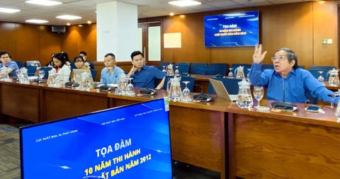 ‘Ai muốn chết thì làm sách điện tử!’ - Ảnh 1. ‘Ai muốn chết thì làm sách điện tử!’ - Ảnh 1.