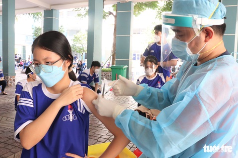 Vì sao tỉ lệ trẻ ở TP.HCM tiêm vắc xin vẫn thấp hơn bình quân cả nước? - Ảnh 1. Vì sao tỉ lệ trẻ ở TP.HCM tiêm vắc xin vẫn thấp hơn bình quân cả nước? - Ảnh 1.