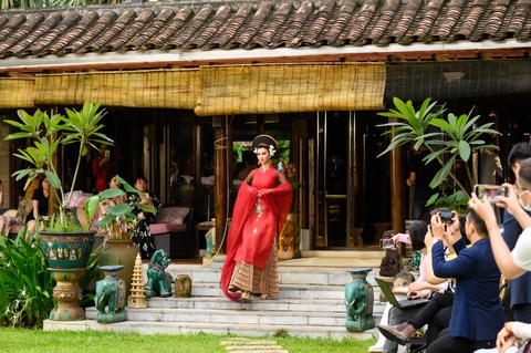 Kim Tuyến bất ngờ catwalk trong show của NTK Hoài Sang - Ảnh 2. Kim Tuyến bất ngờ catwalk trong show của NTK Hoài Sang - Ảnh 2.