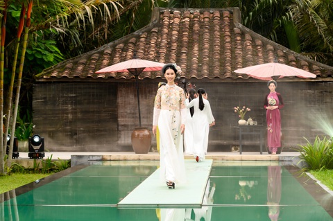 Kim Tuyến bất ngờ catwalk trong show của NTK Hoài Sang - Ảnh 6. Kim Tuyến bất ngờ catwalk trong show của NTK Hoài Sang - Ảnh 6.
