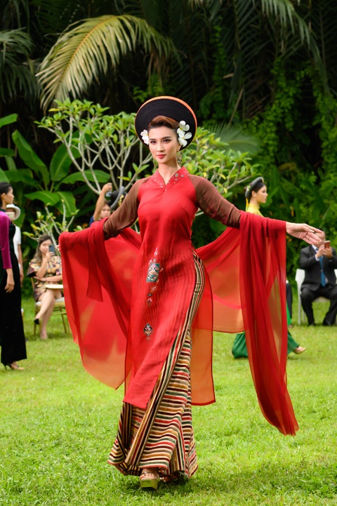 Kim Tuyến bất ngờ catwalk trong show của NTK Hoài Sang - Ảnh 3. Kim Tuyến bất ngờ catwalk trong show của NTK Hoài Sang - Ảnh 3.