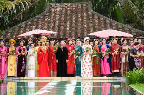 Kim Tuyến bất ngờ catwalk trong show của NTK Hoài Sang - Ảnh 9. Kim Tuyến bất ngờ catwalk trong show của NTK Hoài Sang - Ảnh 9.