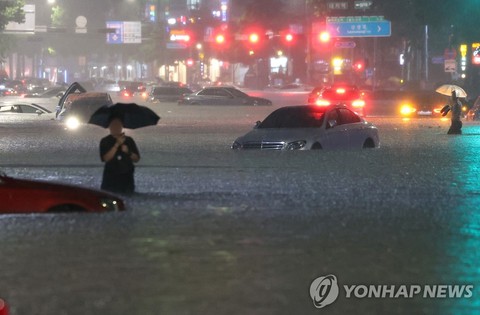 Mưa kỷ lục ở Hàn Quốc: Seoul chìm trong nước, 3 người chết thương tâm dưới tầng hầm - Ảnh 1. Mưa kỷ lục ở Hàn Quốc: Seoul chìm trong nước, 3 người chết thương tâm dưới tầng hầm - Ảnh 1.