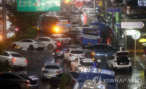 Mưa kỷ lục ở Hàn Quốc: Seoul chìm trong nước, 3 người chết thương tâm dưới tầng hầm - Ảnh 2. Mưa kỷ lục ở Hàn Quốc: Seoul chìm trong nước, 3 người chết thương tâm dưới tầng hầm - Ảnh 2.