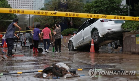 Mưa kỷ lục ở Hàn Quốc: Seoul chìm trong nước, 3 người chết thương tâm dưới tầng hầm - Ảnh 5. Mưa kỷ lục ở Hàn Quốc: Seoul chìm trong nước, 3 người chết thương tâm dưới tầng hầm - Ảnh 5.