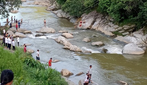 Đã tìm thấy thi thể du khách trượt chân rơi xuống suối mất tích ở Sa Pa - Ảnh 1. Đã tìm thấy thi thể du khách trượt chân rơi xuống suối mất tích ở Sa Pa - Ảnh 1.