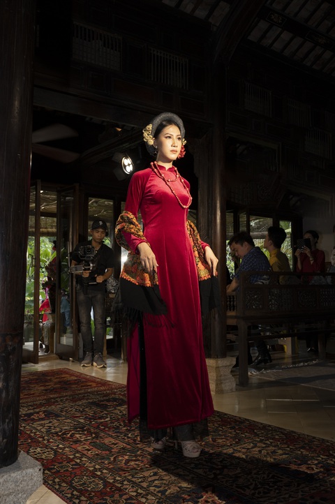Kim Tuyến bất ngờ catwalk trong show của NTK Hoài Sang - Ảnh 7. Kim Tuyến bất ngờ catwalk trong show của NTK Hoài Sang - Ảnh 7.