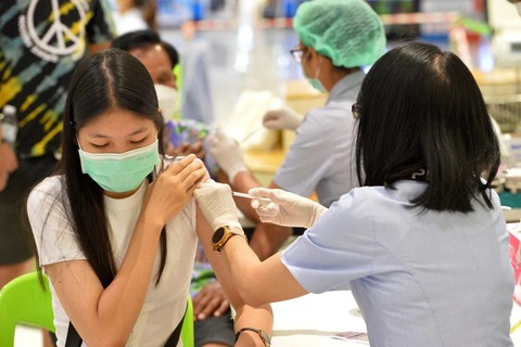 Thái Lan xem COVID-19 như cúm mùa từ tháng 10; Nhật triển khai vắc xin chống Omicron - Ảnh 1. Thái Lan xem COVID-19 như cúm mùa từ tháng 10; Nhật triển khai vắc xin chống Omicron - Ảnh 1.