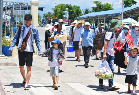 Khách đi tour đảo, tắm biển Nha Trang chưa đông - Ảnh 1. Khách đi tour đảo, tắm biển Nha Trang chưa đông - Ảnh 1.