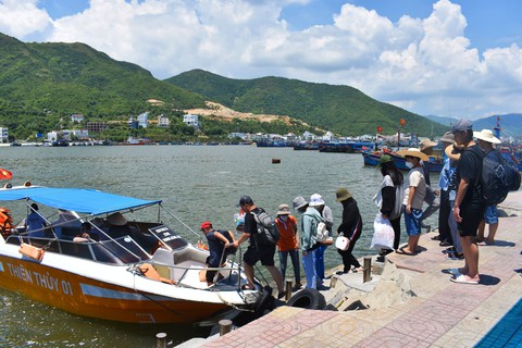 Khách đi tour đảo, tắm biển Nha Trang chưa đông - Ảnh 2. Khách đi tour đảo, tắm biển Nha Trang chưa đông - Ảnh 2.