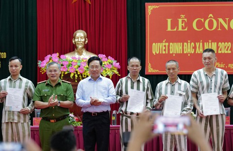 Phó thủ tướng mong những người được đặc xá sớm ổn định cuộc sống - Ảnh 1. Phó thủ tướng mong những người được đặc xá sớm ổn định cuộc sống - Ảnh 1.