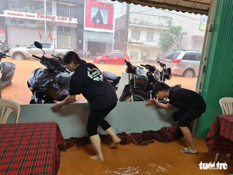 Đà Lạt ngập nặng, phố thành sông sau trận mưa lớn chiều nay 1-9 - Ảnh 1. Đà Lạt ngập nặng, phố thành sông sau trận mưa lớn chiều nay 1-9 - Ảnh 1.