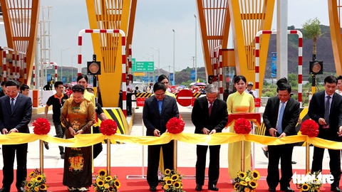 Quảng Ninh thông xe cao tốc Vân Đồn - Móng Cái - Ảnh 1. Quảng Ninh thông xe cao tốc Vân Đồn - Móng Cái - Ảnh 1.