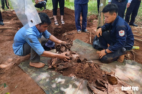 Bình Phước cất bốc 24 bộ hài cốt liệt sĩ trong vườn cao su - Ảnh 1. Bình Phước cất bốc 24 bộ hài cốt liệt sĩ trong vườn cao su - Ảnh 1.