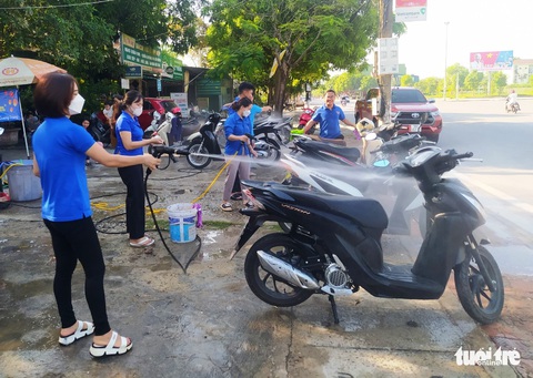 Nghỉ lễ, các cô gái trẻ xắn tay áo rửa xe gây quỹ cho trẻ em nghèo - Ảnh 3. Nghỉ lễ, các cô gái trẻ xắn tay áo rửa xe gây quỹ cho trẻ em nghèo - Ảnh 3.