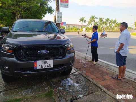 Nghỉ lễ, các cô gái trẻ xắn tay áo rửa xe gây quỹ cho trẻ em nghèo - Ảnh 2. Nghỉ lễ, các cô gái trẻ xắn tay áo rửa xe gây quỹ cho trẻ em nghèo - Ảnh 2.