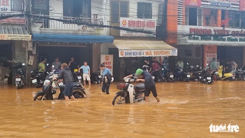 Đà Lạt ngập nặng, phố thành sông sau trận mưa lớn chiều nay 1-9 - Ảnh 4. Đà Lạt ngập nặng, phố thành sông sau trận mưa lớn chiều nay 1-9 - Ảnh 4.