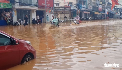 Đà Lạt ngập nặng, phố thành sông sau trận mưa lớn chiều nay 1-9 - Ảnh 2. Đà Lạt ngập nặng, phố thành sông sau trận mưa lớn chiều nay 1-9 - Ảnh 2.