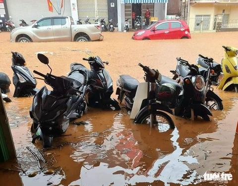 Đà Lạt ngập nặng, phố thành sông sau trận mưa lớn chiều nay 1-9 - Ảnh 5. Đà Lạt ngập nặng, phố thành sông sau trận mưa lớn chiều nay 1-9 - Ảnh 5.