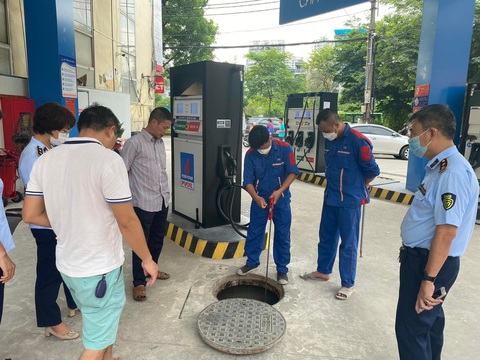 Nhiều cây xăng ở Hà Nội dừng bán do... hết xăng - Ảnh 1. Nhiều cây xăng ở Hà Nội dừng bán do... hết xăng - Ảnh 1.