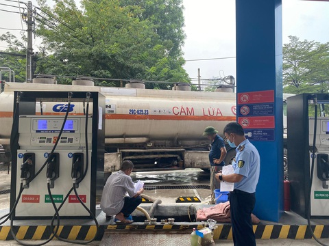 Nhiều cây xăng ở Hà Nội dừng bán do... hết xăng - Ảnh 2. Nhiều cây xăng ở Hà Nội dừng bán do... hết xăng - Ảnh 2.