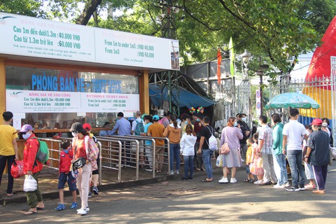 Nghỉ lễ 2-9: Khu vui chơi đông đúc, nhiều điểm mua sắm còn chờ khách - Ảnh 1. Nghỉ lễ 2-9: Khu vui chơi đông đúc, nhiều điểm mua sắm còn chờ khách - Ảnh 1.