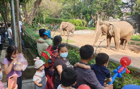 Nghỉ lễ 2-9: Khu vui chơi đông đúc, nhiều điểm mua sắm còn chờ khách - Ảnh 2. Nghỉ lễ 2-9: Khu vui chơi đông đúc, nhiều điểm mua sắm còn chờ khách - Ảnh 2.