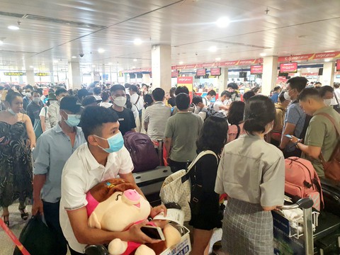 Ngày đầu kỳ nghỉ lễ 2-9, sân bay Tân Sơn Nhất thông thoáng - Ảnh 1. Ngày đầu kỳ nghỉ lễ 2-9, sân bay Tân Sơn Nhất thông thoáng - Ảnh 1.